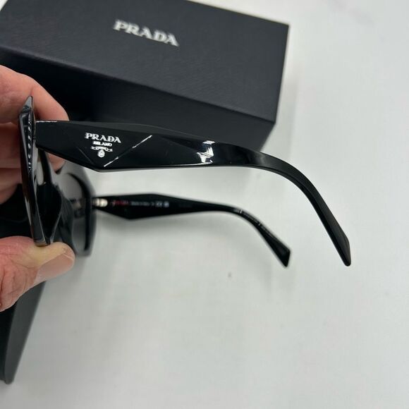 Unisex Prada geometric sunglasses made in Italy - Picture 6 of 8